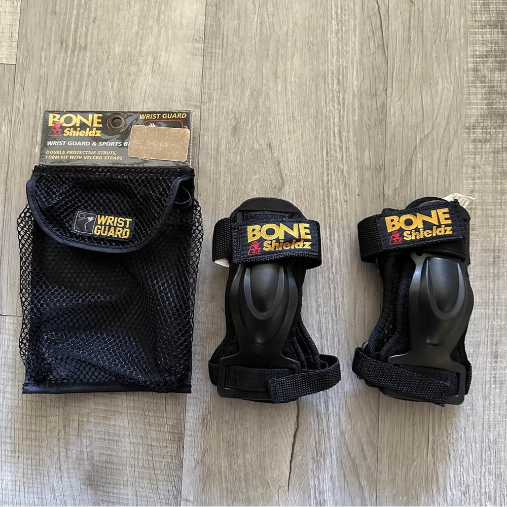 BONE Shieldz Wrist Guard set black double protective struts